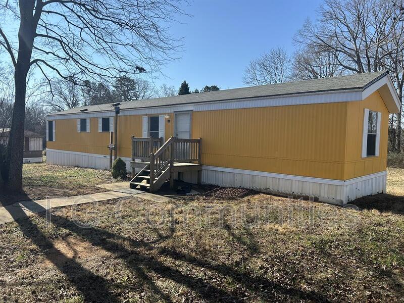 Statesville House: 147 Oak Knoll Dr