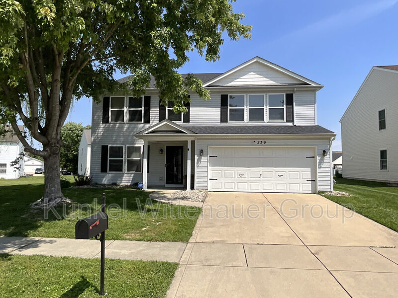 Mascoutah House: 239 Falling Leaf Way