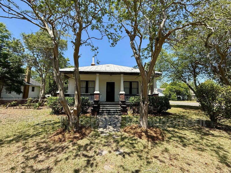 Savannah House: 101 Forrest Ave