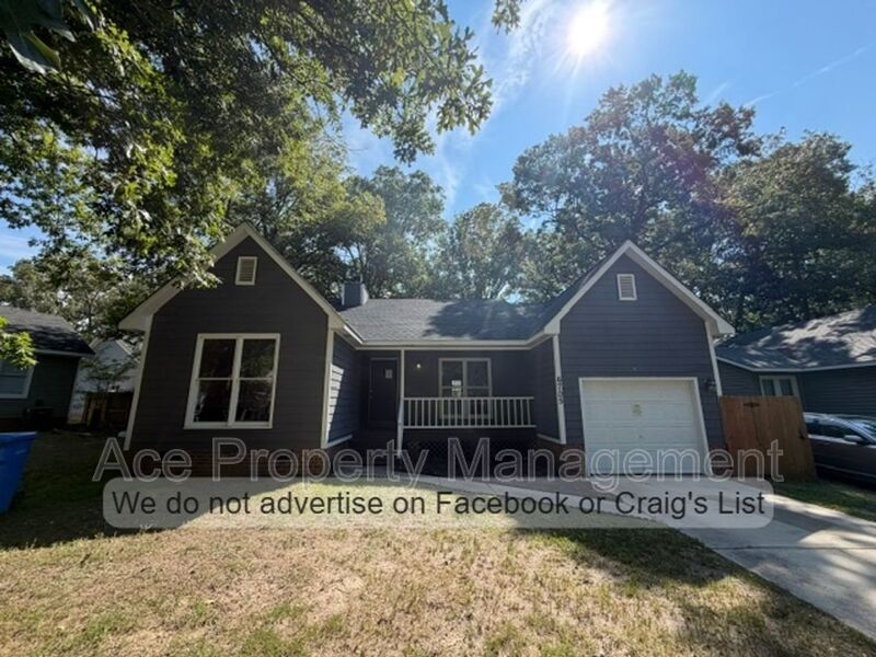 Fayetteville House: 6705 Winchester Street