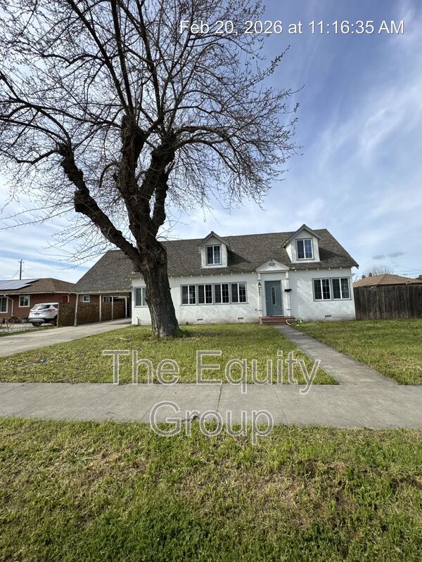 Dinuba House: 461 N Bates