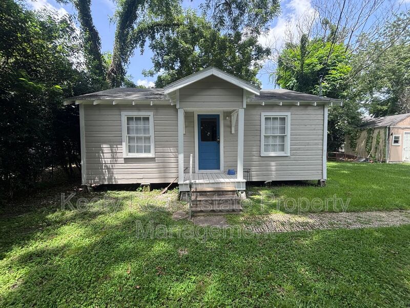 Lafayette House: 408 1/2 Harding Street