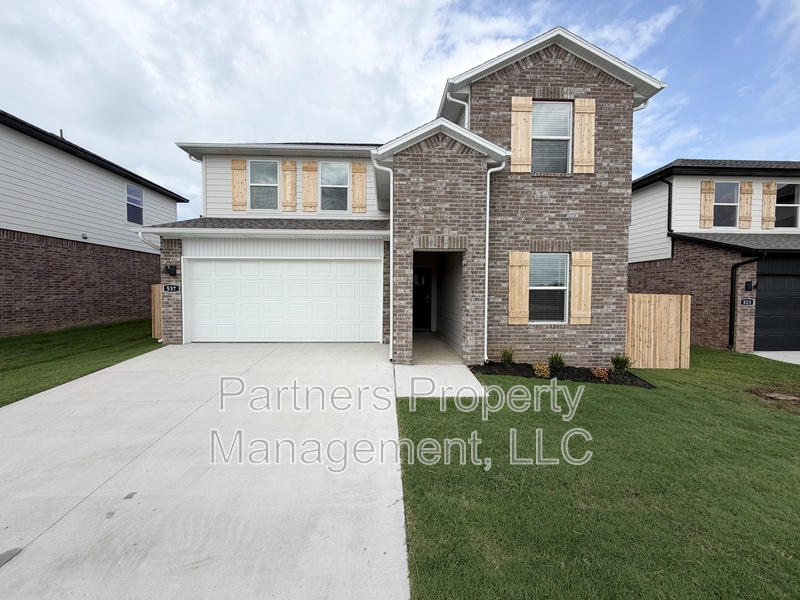 Fayetteville House: 537 South Neon Avenue