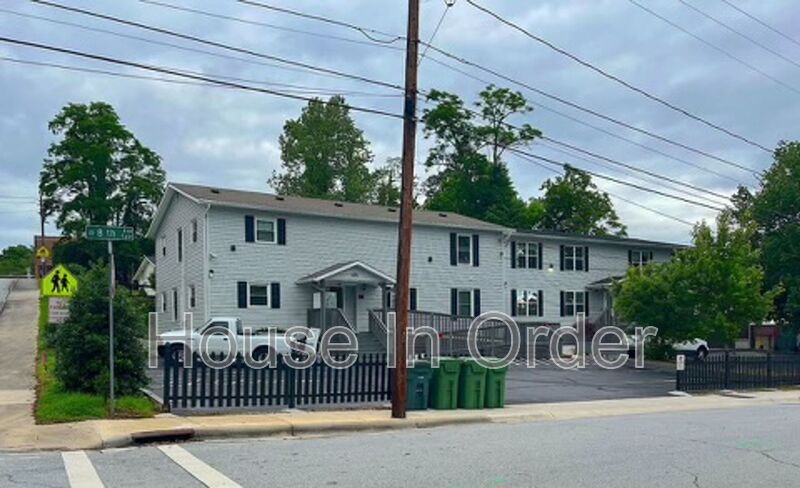 Hendersonville House: 305 8th Ave E