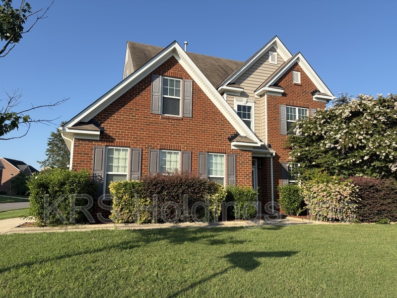 Hampton House: 13 Hampshire Glen Parkway