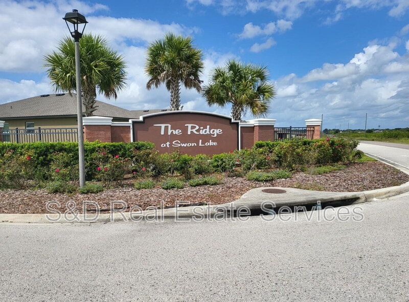 Dundee House: 1563 Swan Lake Circle