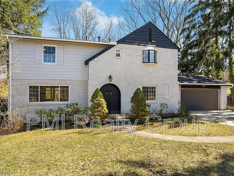 Akron House: 607 Castle Blvd