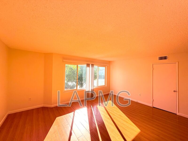 Glendale House: 1059 Western Avenue