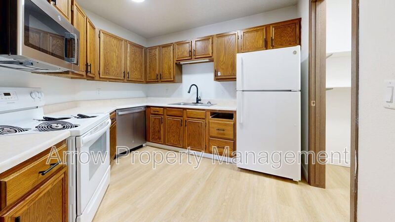 Bismarck House: 205 E Arbor-211G