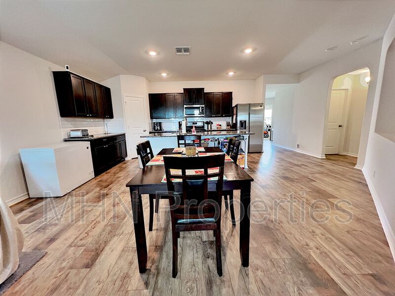 4 bed/2 bath beautiful newer built home located in Redbird Ranch! - Photo 10
