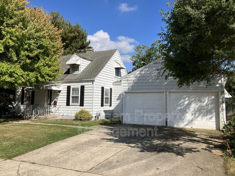 Kettering House: 1944 Malcom Drive