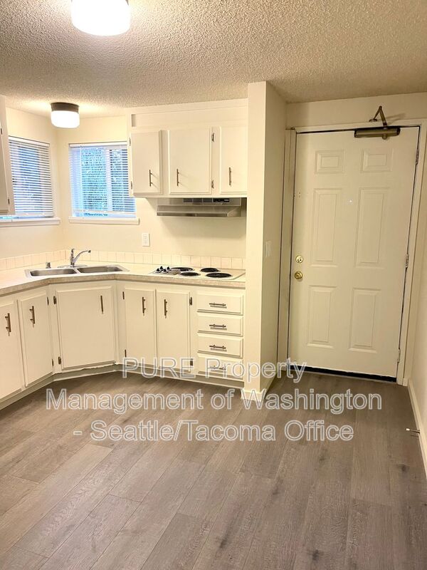 Seattle Condo: 907 SW Holden St