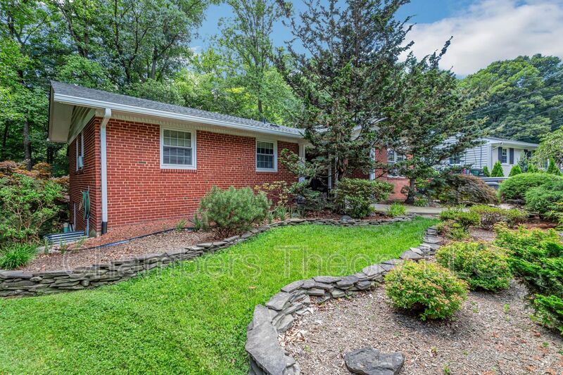 Fairfax House: 10211 Fox Ln