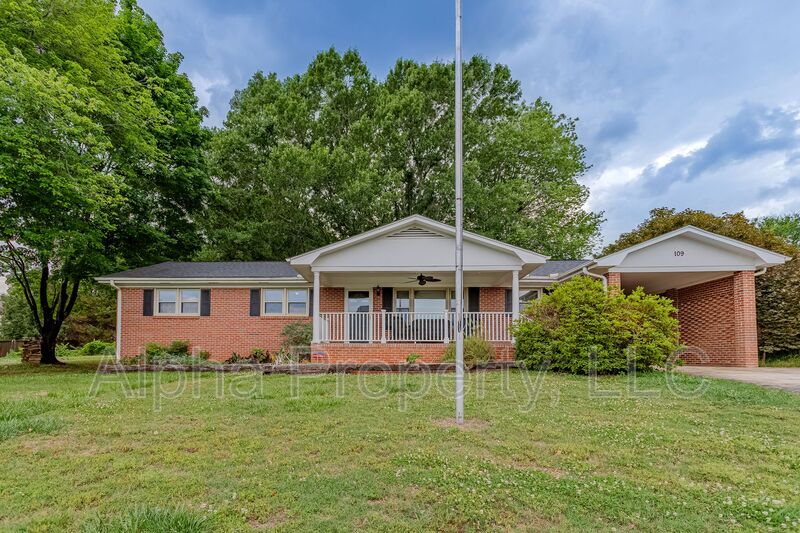 Greer House: 109 Roberts Cir