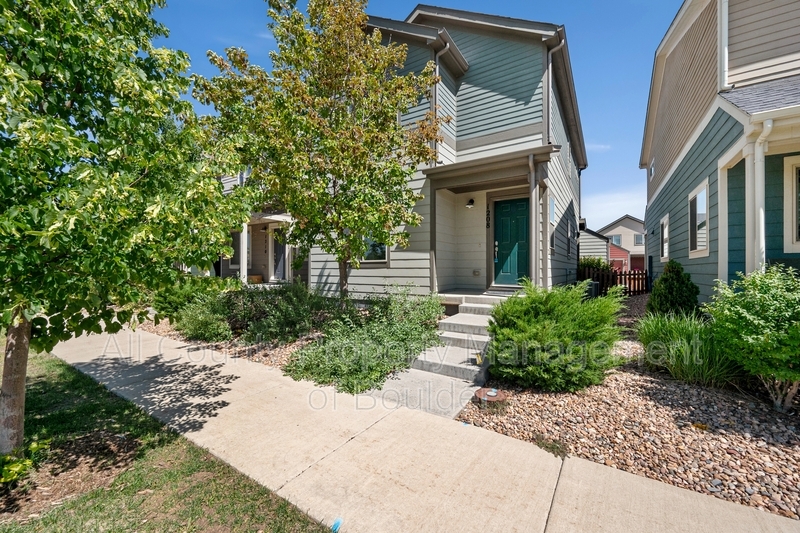 Longmont House: 1208 Hummingbird Circle