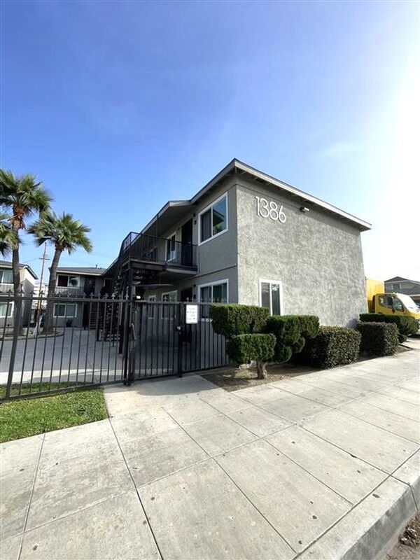Long Beach House: 1386 Martin Luther King Junior Avenue