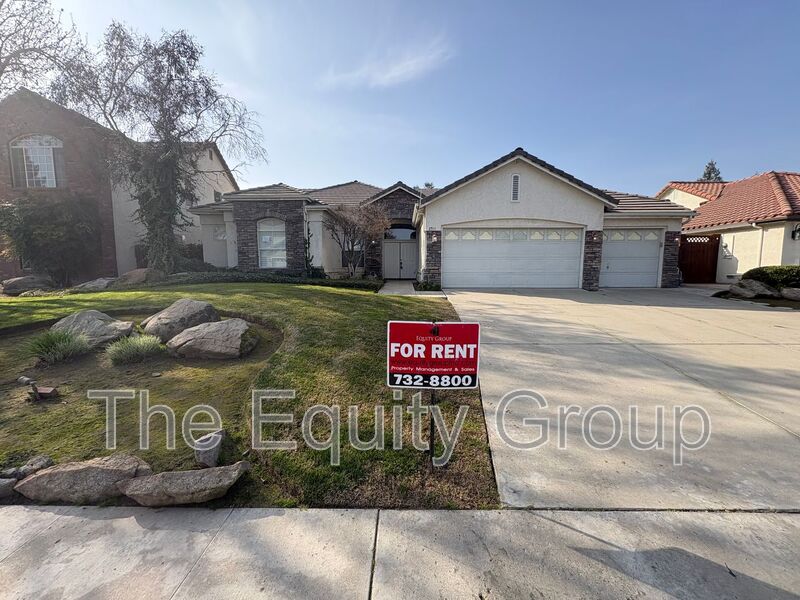 Visalia House: 2511 S. Peppertree St