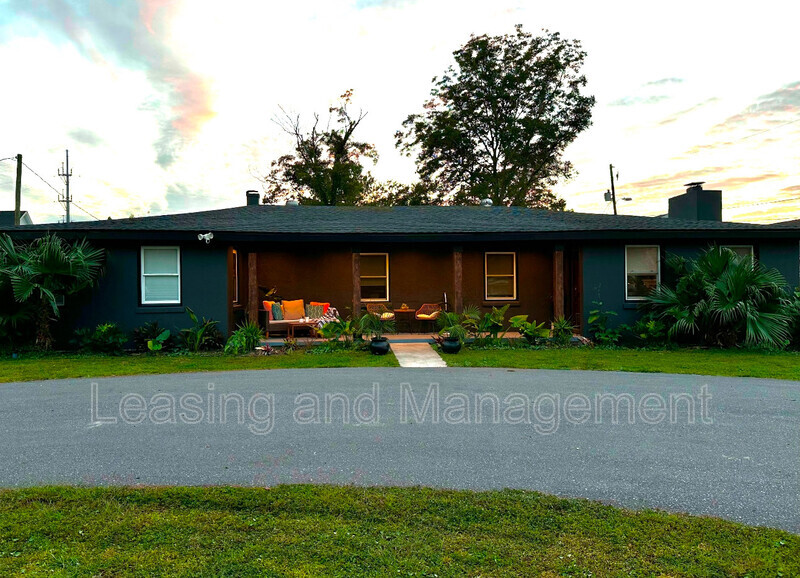 Charleston House: 823 Jordan Street