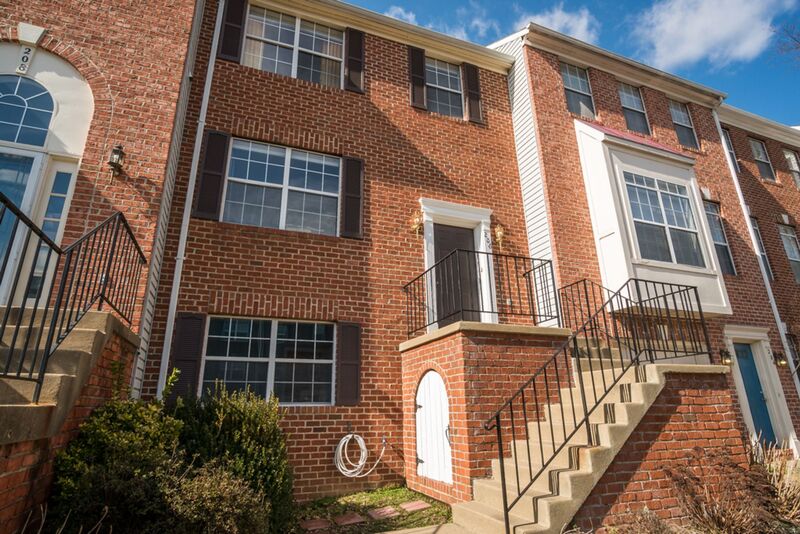 Fredericksburg House: 206 Dundee Place
