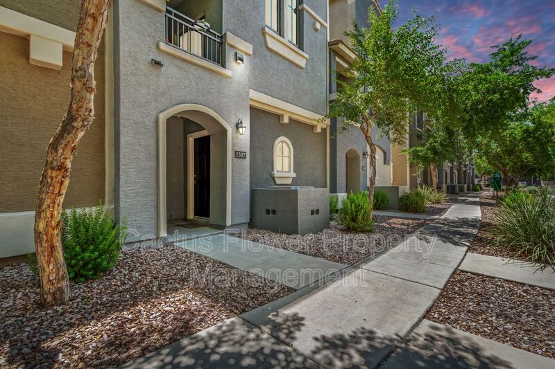 Tempe House: 280 S Evergreen Rd