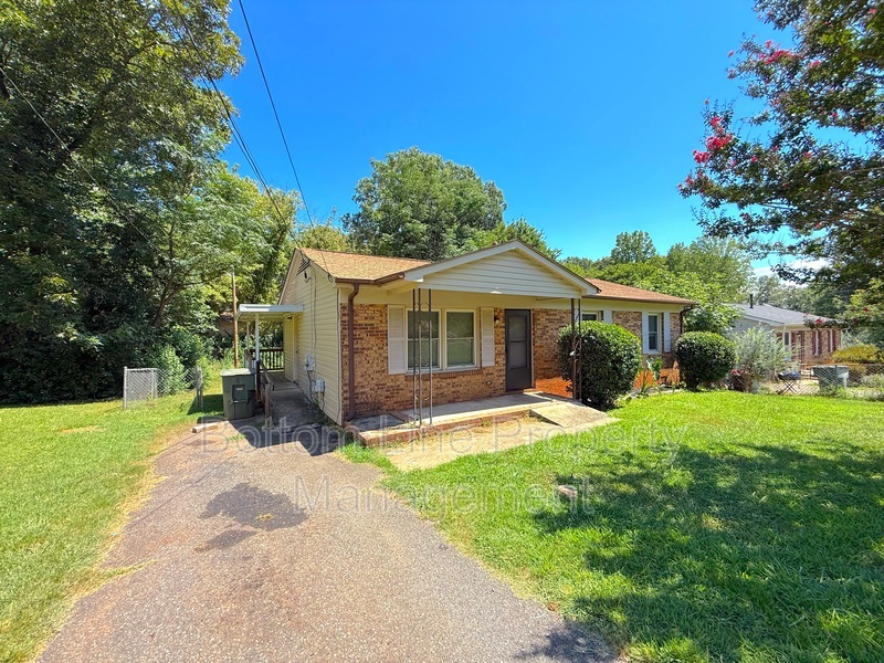 Gastonia House: 612 Dundeen Dr