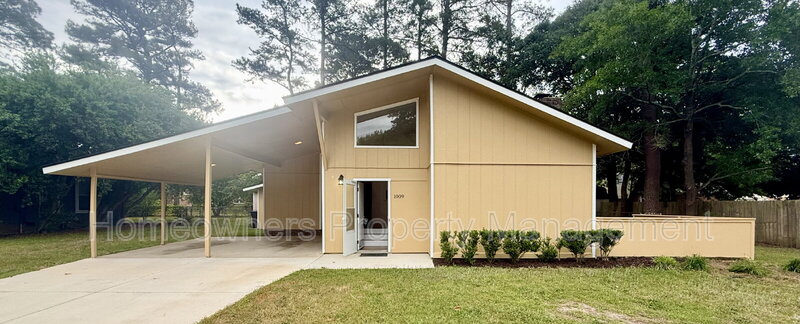 Fayetteville House: 1009 Louisburg Place