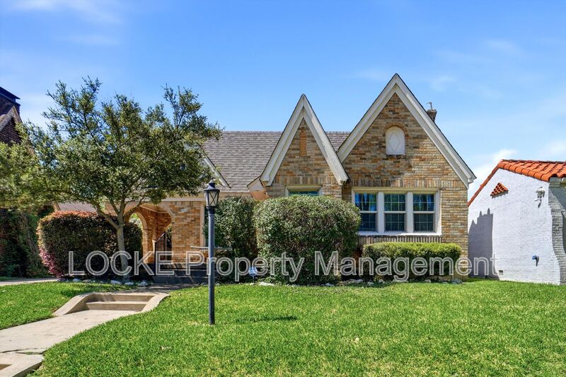 Fort Worth House: 3304 Cockrell Ave