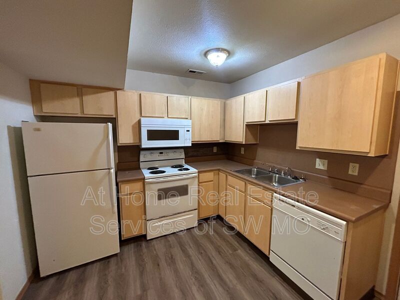Ozark Townhome: 1408 W Frosty