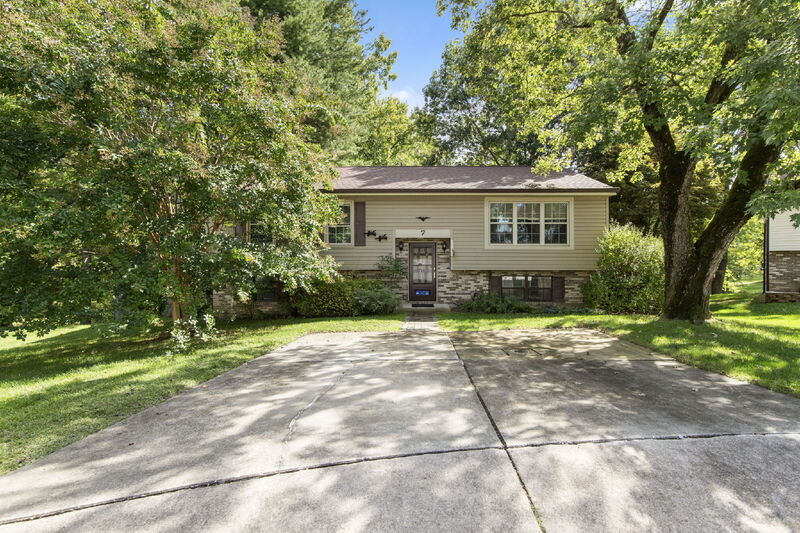Nottingham House: 7 Wood Oak Ct