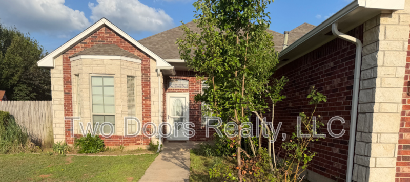 Mustang House: 608 N Cherokee Way