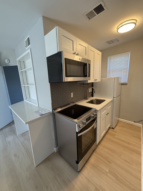 Columbus Condo: 156 West 8th Avenue - B