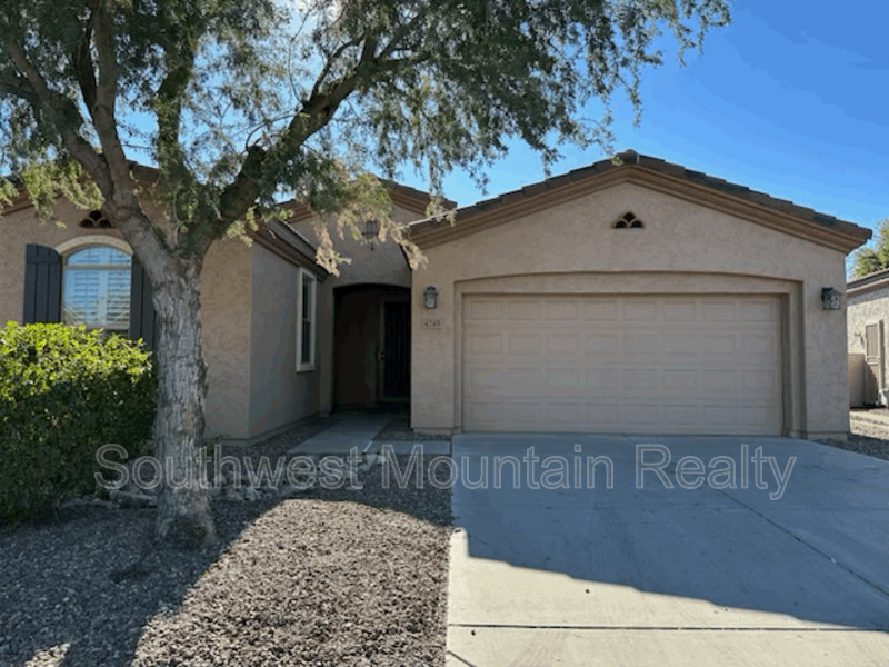 Gilbert House: 4245 E Ficus