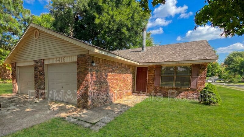Fayetteville House: 4416 W Acoma St