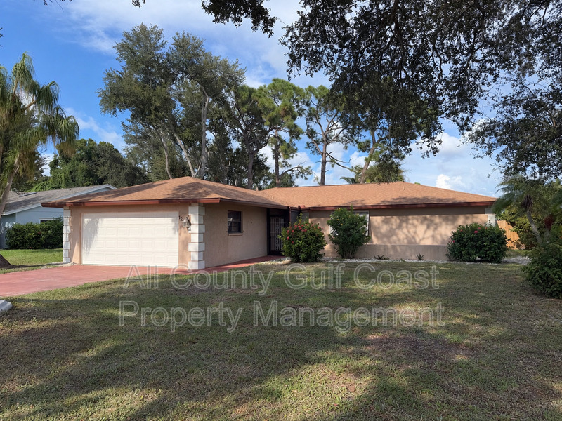 Venice House: 1218 Waterside Ln