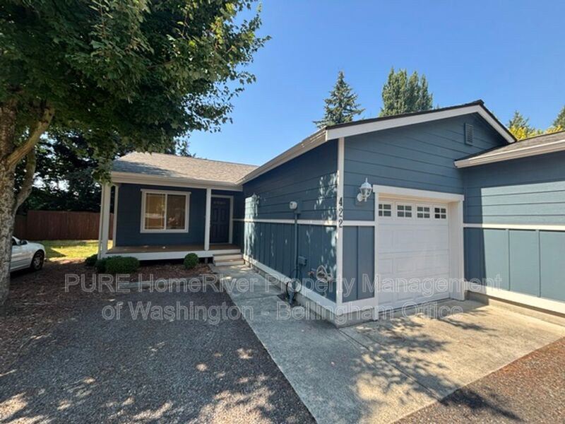 Burlington House: 422 Oak Hill Ln