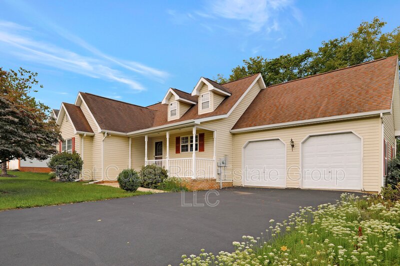 Martinsburg House: 184 Larkspur Ln