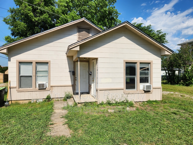 Ada House: 227 North Hope Avenue