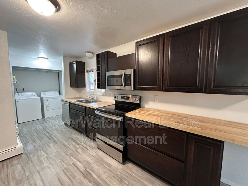 Anchorage Condo: 6121 De Armoun Rd