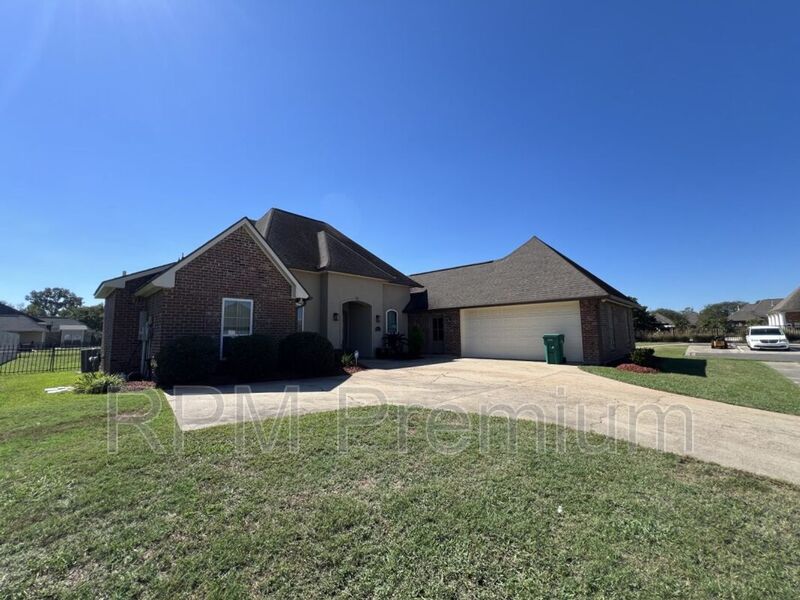 Zachary House: 3020 Twin Lakes Ct.