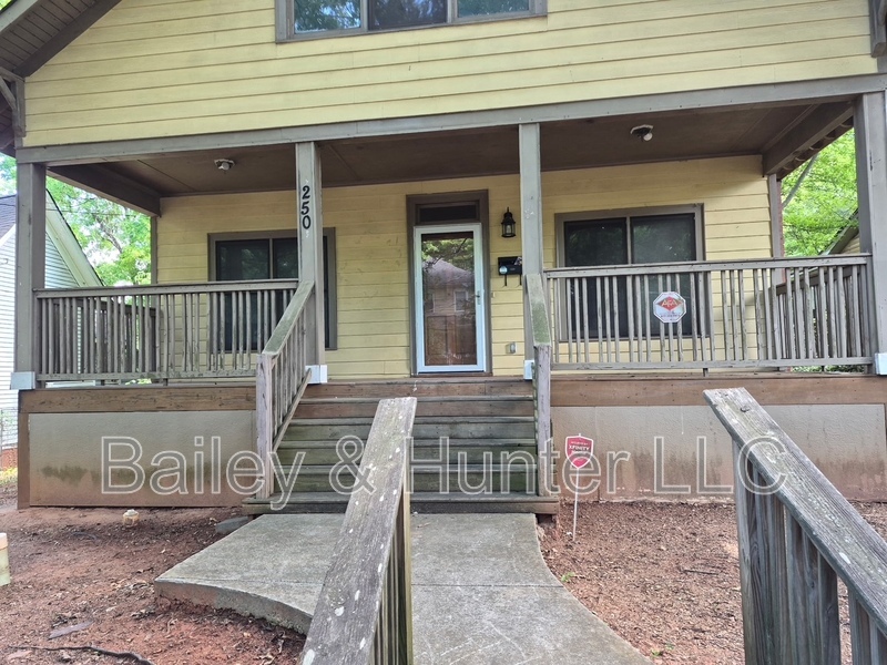 Atlanta House: 250 Hendrix Ave SW