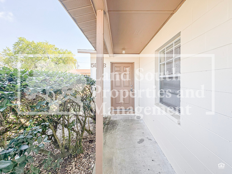 Lakeland House: 5866 Charlton Drive