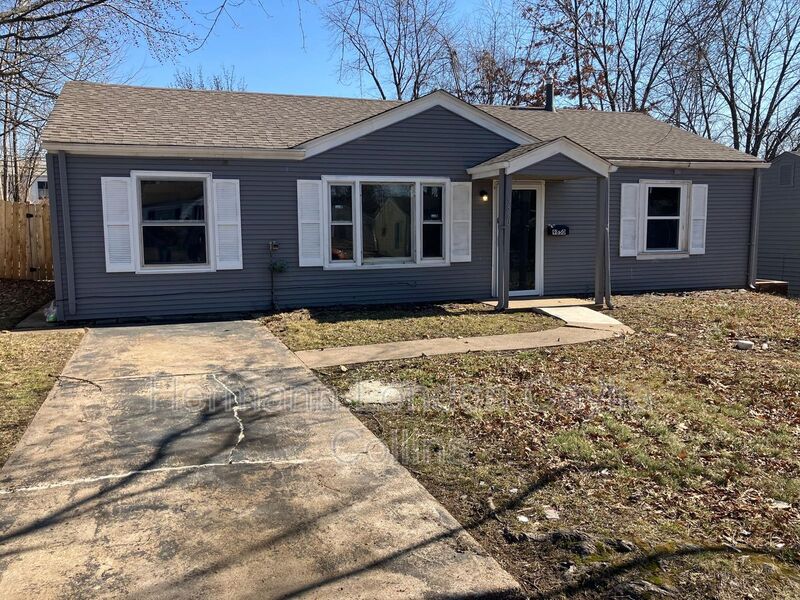 Saint Louis House: 9850 Dennis Dr