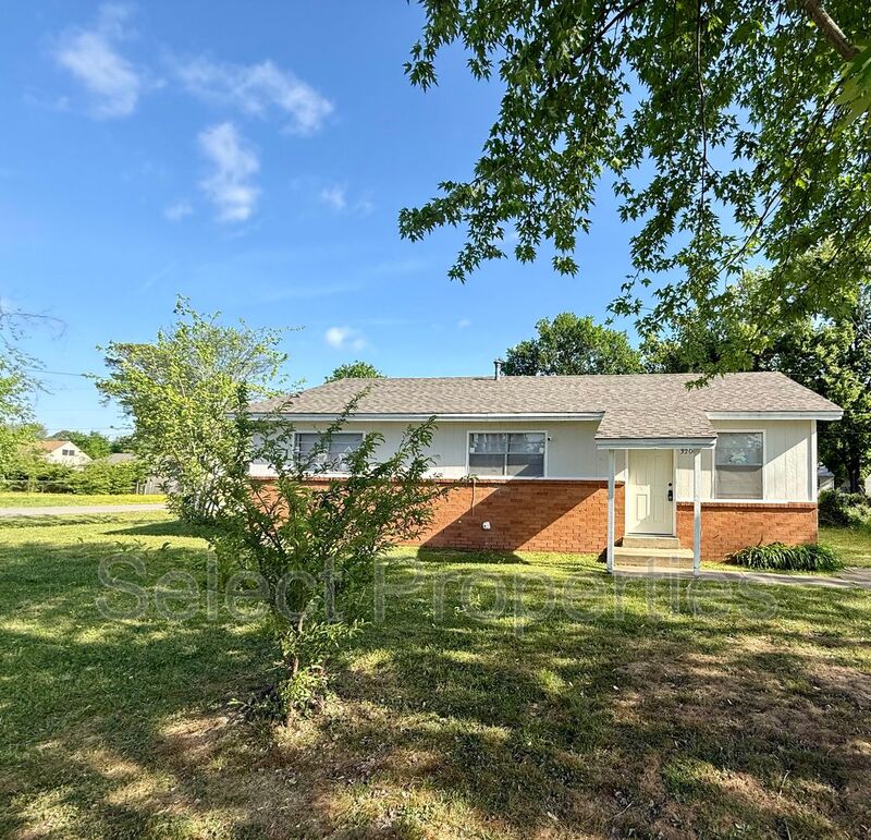 Jonesboro House: 3200 Meador