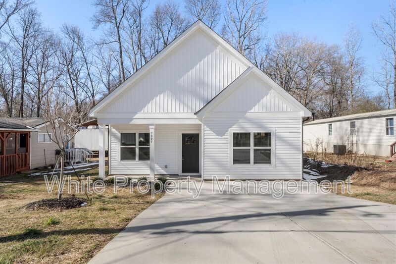 Charlotte House: 7805 Shadow Lawn Road