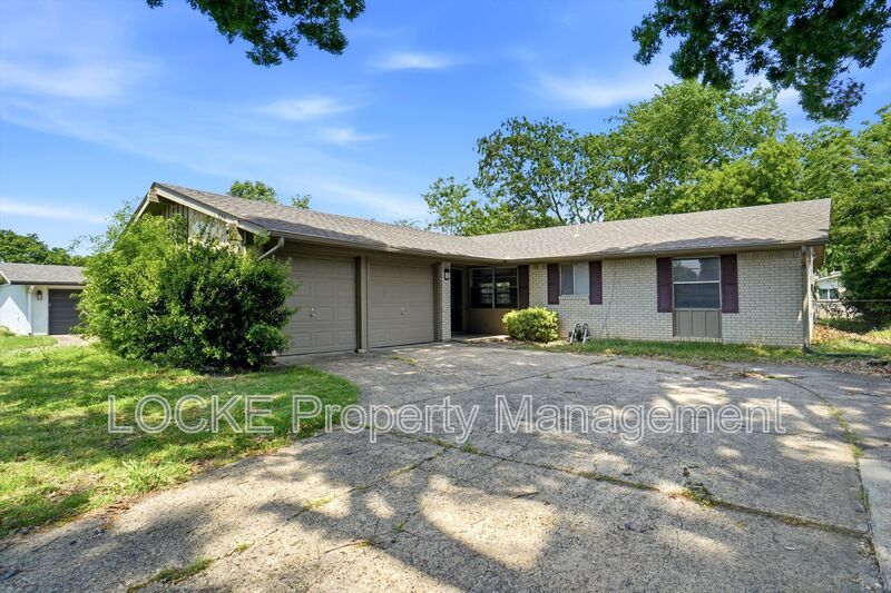 Richardson House: 924 Wisteria Way