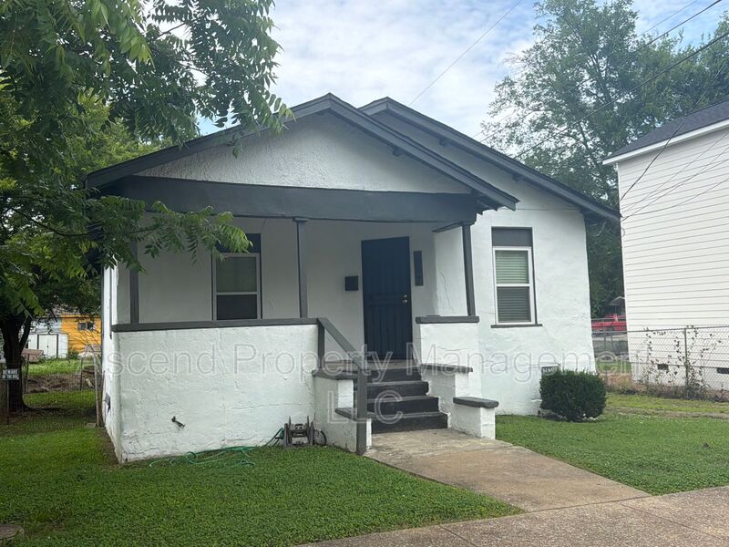 Chattanooga House: 557 N Willow St