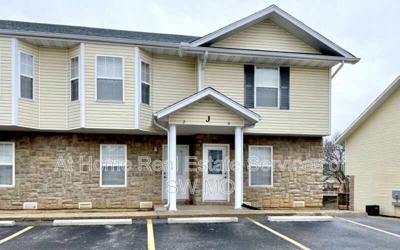 Springfield Townhome: 1820 W Walnut Lawn St