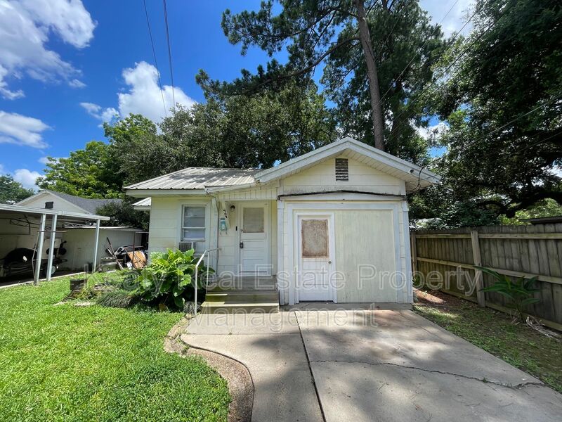 Lafayette House: 409 Silkwood Street