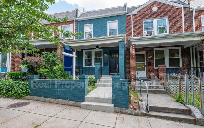Washington Townhome: 1711 Lang Pl NE
