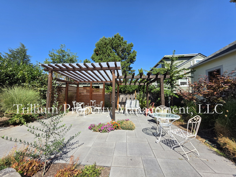 Port House: 3015 NE 67th Ave